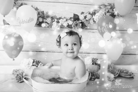 baby bebe brasília brasilia df distrito federal book fotografo fotógrafa fotografa acompanhamento fotografia 12 meses trimestral 1 ano melhor leticia franco letícia lua nova art arte foto smash the cake ensaio com bolo esmagando menina flores splash'