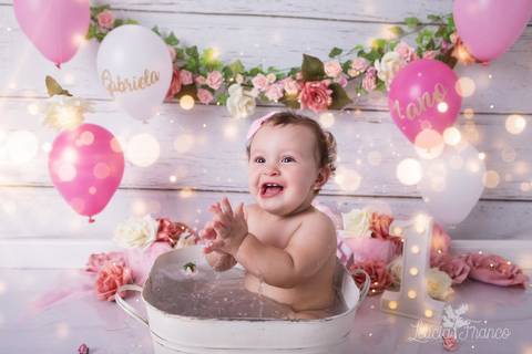 baby bebe brasília brasilia df distrito federal book fotografo fotógrafa fotografa acompanhamento fotografia 12 meses trimestral 1 ano melhor leticia franco letícia lua nova art arte foto smash the cake ensaio com bolo esmagando menina flores splash'