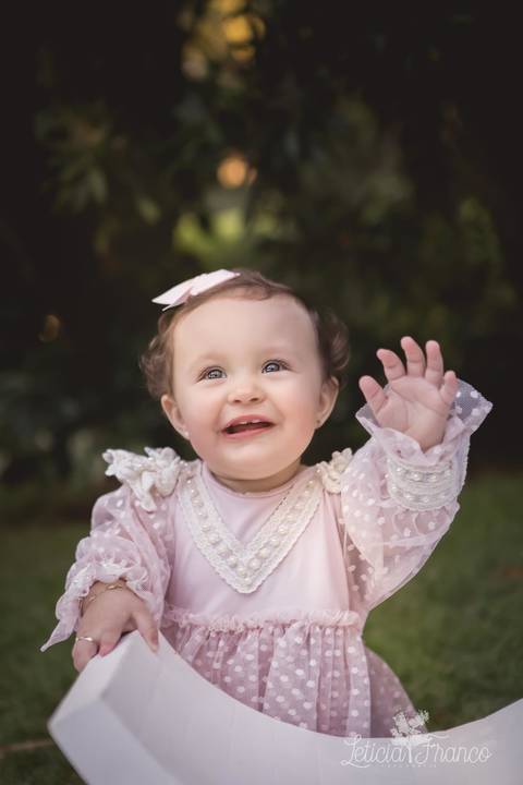 baby bebe brasília brasilia df distrito federal book fotografo fotógrafa fotografa acompanhamento fotografia 12 meses trimestral 1 ano melhor leticia franco letícia lua nova art arte foto smash the cake ensaio com bolo esmagando menina flores splash'