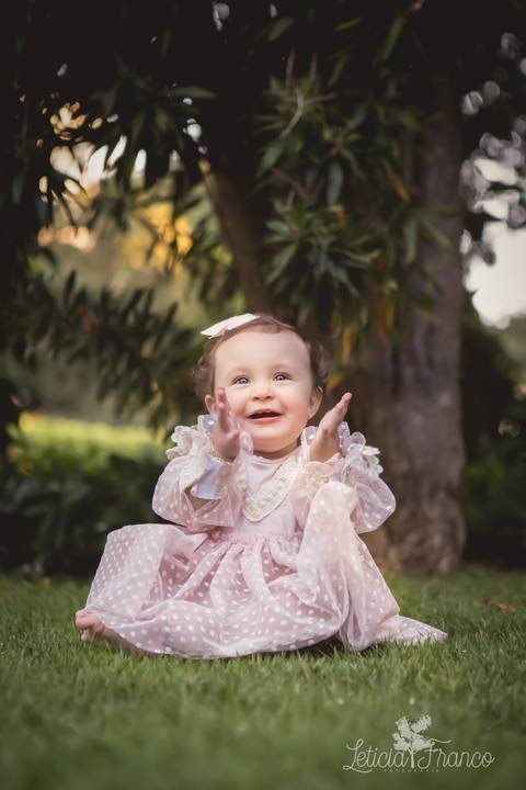 baby bebe brasília brasilia df distrito federal book fotografo fotógrafa fotografa acompanhamento fotografia 12 meses trimestral 1 ano melhor leticia franco letícia lua nova art arte foto smash the cake ensaio com bolo esmagando menina flores splash'