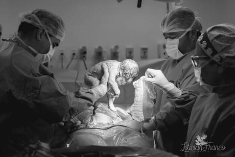 bebê recém nascido newborn maternidade birth nascimento parto cesarea cesáreo brasilia fotografa fotografo fotógrafa brasília df distrito federal baby bebe reborn book melhor leticia franco letícia lua nova art arte foto'