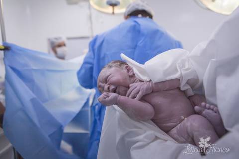 bebê recém nascido newborn maternidade birth nascimento parto cesarea cesáreo brasilia fotografa fotografo fotógrafa brasília df distrito federal baby bebe reborn book melhor leticia franco letícia lua nova art arte foto'