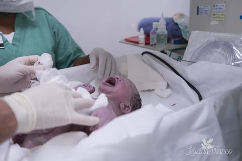 bebê recém nascido newborn maternidade birth nascimento parto cesarea cesáreo brasilia fotografa fotografo fotógrafa brasília df distrito federal baby bebe reborn book melhor leticia franco letícia lua nova art arte foto'