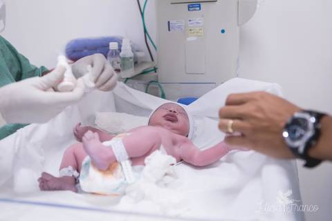bebê recém nascido newborn maternidade birth nascimento parto cesarea cesáreo brasilia fotografa fotografo fotógrafa brasília df distrito federal baby bebe reborn book melhor leticia franco letícia lua nova art arte foto'