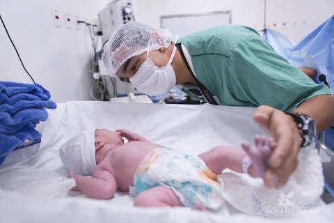 bebê recém nascido newborn maternidade birth nascimento parto cesarea cesáreo brasilia fotografa fotografo fotógrafa brasília df distrito federal baby bebe reborn book melhor leticia franco letícia lua nova art arte foto'