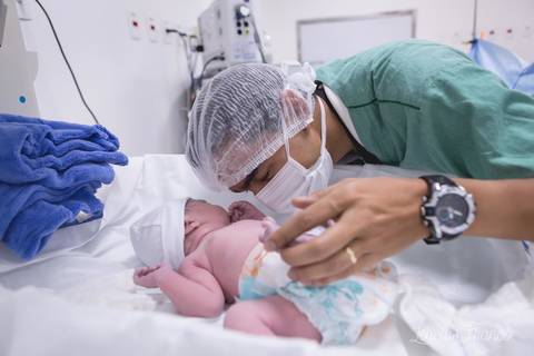 bebê recém nascido newborn maternidade birth nascimento parto cesarea cesáreo brasilia fotografa fotografo fotógrafa brasília df distrito federal baby bebe reborn book melhor leticia franco letícia lua nova art arte foto'