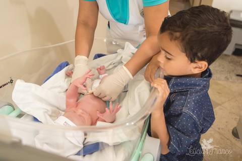 bebê recém nascido newborn maternidade birth nascimento parto cesarea cesáreo brasilia fotografa fotografo fotógrafa brasília df distrito federal baby bebe reborn book melhor leticia franco letícia lua nova art arte foto'