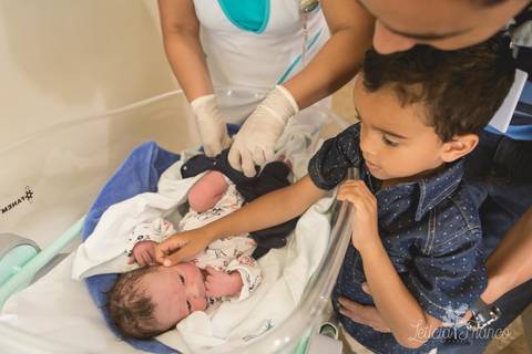 bebê recém nascido newborn maternidade birth nascimento parto cesarea cesáreo brasilia fotografa fotografo fotógrafa brasília df distrito federal baby bebe reborn book melhor leticia franco letícia lua nova art arte foto'