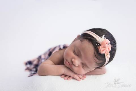 bebê recém nascido newborn brasilia fotografa fotografo fotógrafa brasília df distrito federal baby bebe reborn book melhor leticia franco letícia lua nova art arte foto wrap enrolado'