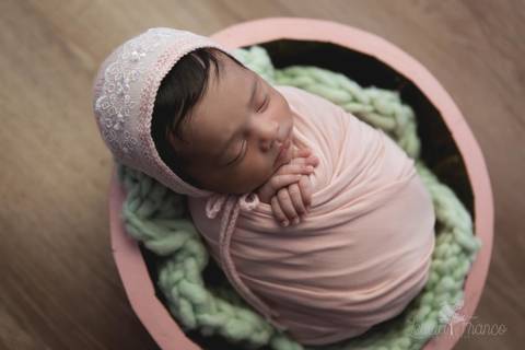 bebê recém nascido newborn brasilia fotografa fotografo fotógrafa brasília df distrito federal baby bebe reborn book melhor leticia franco letícia lua nova art arte foto wrap enrolado'