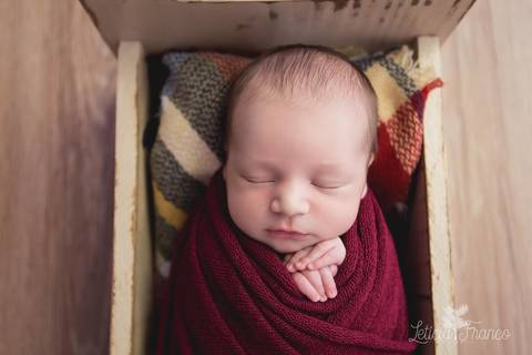 bebê recém nascido newborn brasilia fotografa fotografo fotógrafa brasília df distrito federal baby bebe reborn book melhor leticia franco letícia lua nova art arte foto wrap enrolado '