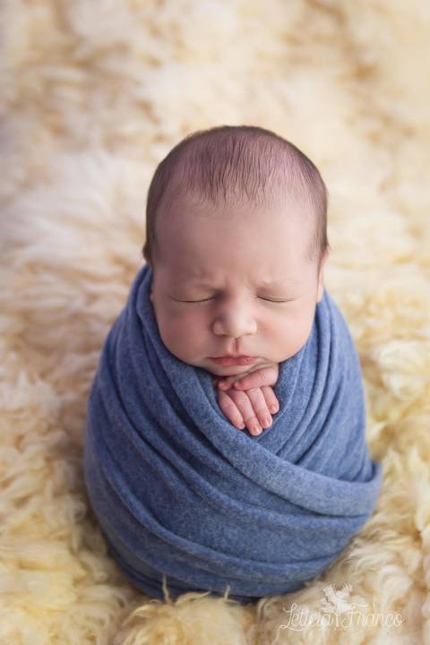 bebê recém nascido newborn brasilia fotografa fotografo fotógrafa brasília df distrito federal baby bebe reborn book melhor leticia franco letícia lua nova art arte foto wrap enrolado '