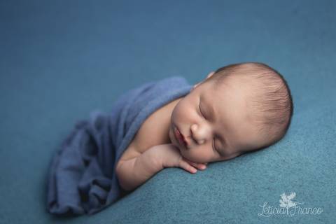 bebê recém nascido newborn brasilia fotografa fotografo fotógrafa brasília df distrito federal baby bebe reborn book melhor leticia franco letícia lua nova art arte foto wrap enrolado '