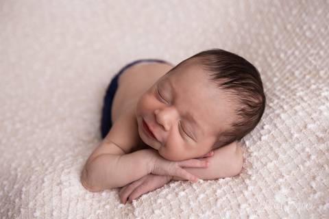 bebê recém nascido newborn brasilia fotografa fotografo fotógrafa brasília df distrito federal baby bebe reborn book melhor leticia franco letícia lua nova art arte foto wrap enrolado '