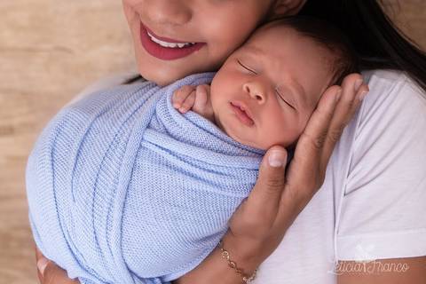 bebê recém nascido newborn brasilia fotografa fotografo fotógrafa brasília df distrito federal baby bebe reborn book melhor leticia franco letícia lua nova art arte foto wrap enrolado '