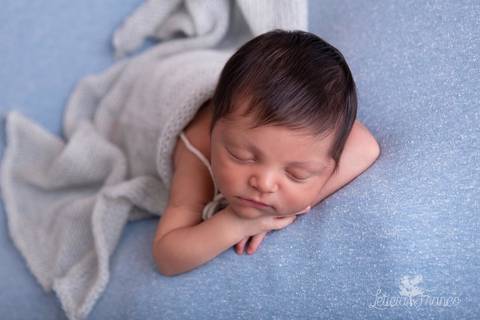 bebê recém nascido newborn brasilia fotografa fotografo fotógrafa brasília df distrito federal baby bebe reborn book melhor leticia franco letícia lua nova art arte foto wrap enrolado '