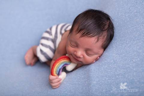 bebê recém nascido newborn brasilia fotografa fotografo fotógrafa brasília df distrito federal baby bebe reborn book melhor leticia franco letícia lua nova art arte foto wrap enrolado arco iris rainbow'