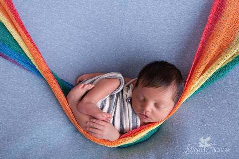 bebê recém nascido newborn brasilia fotografa fotografo fotógrafa brasília df distrito federal baby bebe reborn book melhor leticia franco letícia lua nova art arte foto wrap enrolado arco iris rainbow'