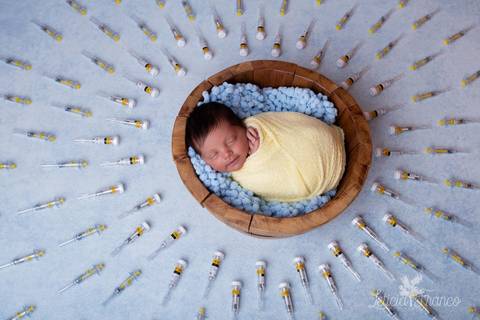 bebê recém nascido newborn brasilia fotografa fotografo fotógrafa brasília df distrito federal baby bebe reborn book melhor leticia franco letícia lua nova art arte foto wrap enrolado seringas trombofolia'