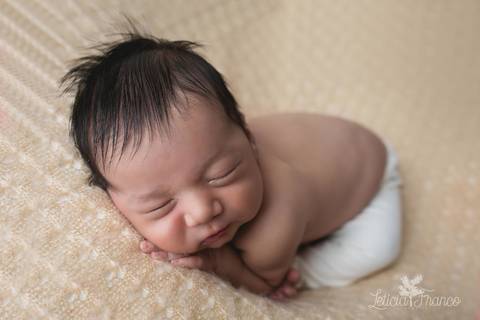 bebê recém nascido, newborn, brasilia, fotografa fotografo fotógrafa brasília df distrito federal baby bebe reborn book melhor leticia franco letícia lua nova art arte foto manta amarela'