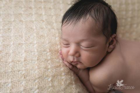 manta amarela com textura bebê recém nascido newborn brasilia fotografa fotografo df distrito federal baby bebe franco letícia lua nova art arte'