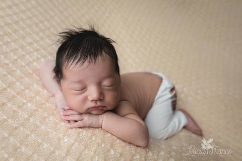 pose do bracinho mão no queixo manta amarela newborn brasília df brasilia asa norte jardim botanico df leticia franco letícia'