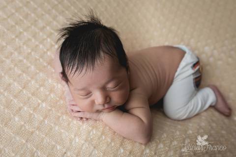 pose do bracinho mão no queixo manta amarela newborn brasília df brasilia asa norte jardim botanico df leticia franco letícia'