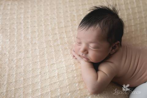 lateral perfil bebê recém nascido newborn brasilia fotografa fotografo fotógrafa brasília df distrito federal baby bebe reborn book melhor leticia franco letícia lua nova art arte foto lago sul jardim botanico'