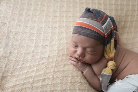 manta amarela com touca perfil bebê recém nascido newborn brasilia fotografa fotografo fotógrafa brasília df distrito federal baby bebe reborn book melhor leticia franco letícia lua nova art arte foto wrap enrolado '