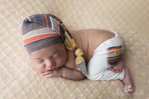 bebê recém nascido newborn brasilia fotografa fotografo fotógrafa brasília df distrito federal baby bebe reborn book melhor leticia franco letícia lua nova art arte foto wrap enrolado manta amarela textura plongee'