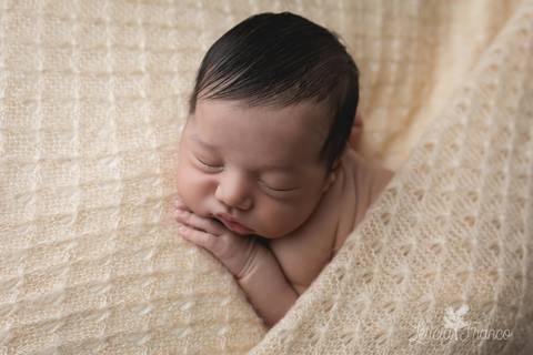 bebê recém nascido newborn brasilia fotografa fotografo fotógrafa brasília df distrito federal baby bebe reborn book melhor leticia franco letícia lua nova art arte foto wrap enrolado cobertinha manta amarela'