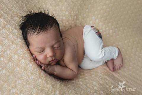 bebê recém nascido newborn brasilia fotografa fotografo fotógrafa brasília df distrito federal baby bebe reborn book melhor leticia franco letícia lua nova art arte foto wrap enrolado muso lateral pose manta amarela'