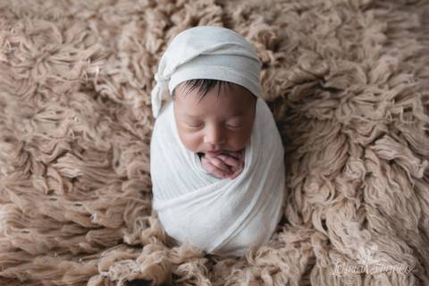 bebê recém nascido newborn brasilia fotografa fotografo fotógrafa brasília df distrito federal baby bebe reborn book melhor leticia franco letícia lua nova art arte foto wrap enrolado saco de batata com touca'