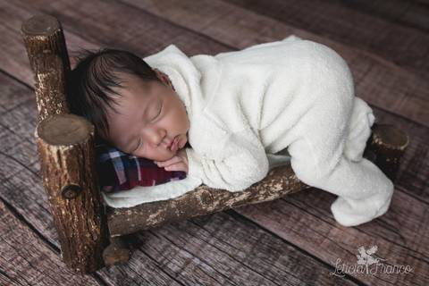 bebê recém nascido newborn brasilia fotografa fotografo fotógrafa brasília df distrito federal baby bebe reborn book melhor leticia franco letícia lua nova art arte foto wrap enrolado cama pose do bumbum'