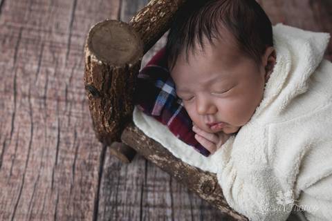 bebê recém nascido newborn brasilia fotografa fotografo fotógrafa brasília df distrito federal baby bebe reborn book melhor leticia franco letícia lua nova art arte foto wrap enrolado lateral perfil pose do bumbum na cama'