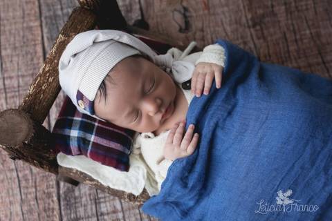 bebê recém nascido newborn brasilia fotografa fotografo fotógrafa brasília df distrito federal baby bebe reborn book melhor leticia franco letícia lua nova art arte foto wrap enrolado coberta cama touca'