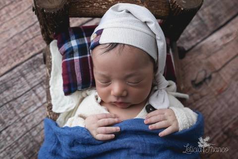 bebê recém nascido newborn brasilia fotografa fotografo fotógrafa brasília df distrito federal baby bebe reborn book melhor leticia franco letícia lua nova art arte foto wrap enrolado na cama touca coberta'