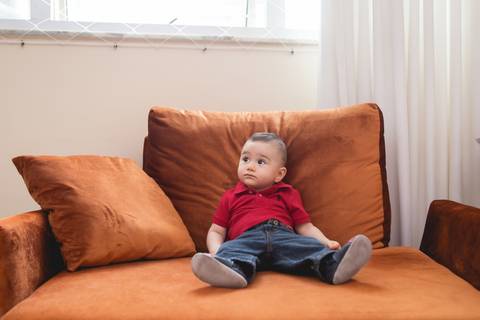 bebê sentado na poltrona águas claras em casa registrado pela fotógrafa Letícia Leticia Franco em brasília brasilia df'