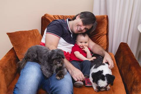 pai e bebê com cachorros lifestyle registrado pela fotógrafa Letícia Leticia Franco em brasília brasilia df'