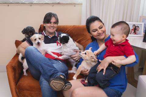 família completa com irmãos caninos cachorros registrado pela fotógrafa Letícia Leticia Franco em brasília brasilia df'