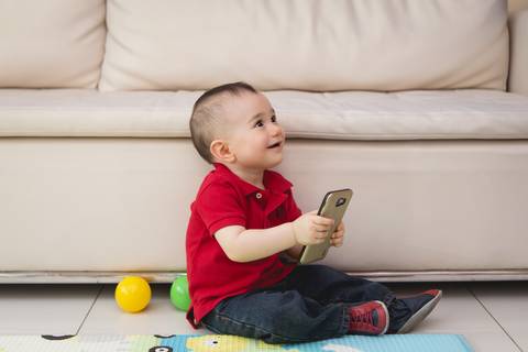 bebê mexendo no celular lifestyle registrado pela fotógrafa Letícia Leticia Franco em brasília brasilia df'