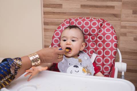 vovó vó dando comida para o bebê acompanhamento lifestyle águas claras registrado pela fotógrafa Letícia Leticia Franco em brasília brasilia df'