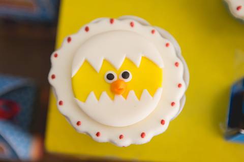 cupcake pintinho amarelinho festa da galinha pintadinha df festas criativas registrado pela fotógrafa Letícia Leticia Franco em brasília brasilia df'