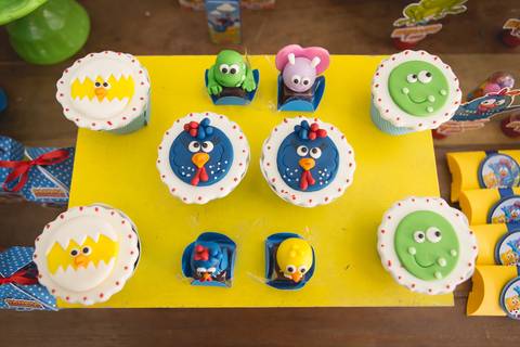 cupcakes e docinhos festa da galinha pintadinha na happy birthday garden decoração festas criativas registrado pela fotógrafa Letícia Leticia Franco em brasília brasilia df'