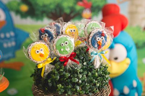 pirulitos de chocolate galinha pintadinha decoração linda festas criativas brasília df registrado pela fotógrafa Letícia Leticia Franco em brasília brasilia df'