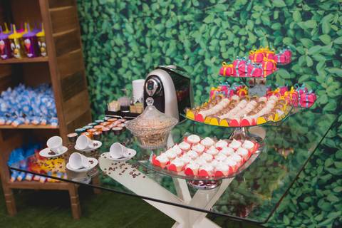 mesa de café e doces na entrada e saída da festa galinha pintadinha registrado pela fotógrafa Letícia Leticia Franco em brasília brasilia df'
