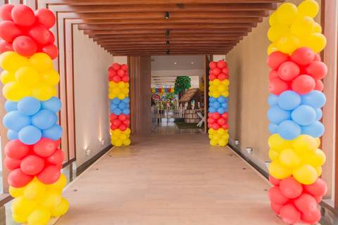 corredor happy birthday garden decorado para festa da galinha pintadinha park way registrado pela fotógrafa Letícia Leticia Franco em brasília brasilia df'