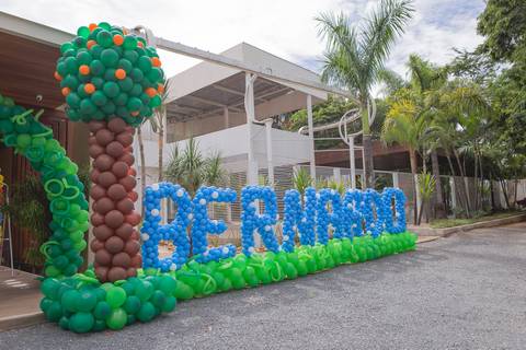 entrada festa galinha pintadinha happy birthday festas park way festas nome com balões registrado pela fotógrafa Letícia Leticia Franco em brasília brasilia df'