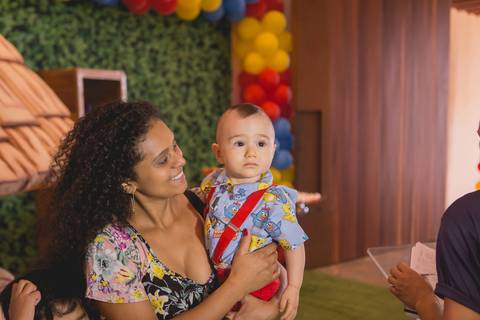 convidada segurando aniversariante com roupa da galinha pintadinha registrado pela fotógrafa Letícia Leticia Franco em brasília brasilia df'