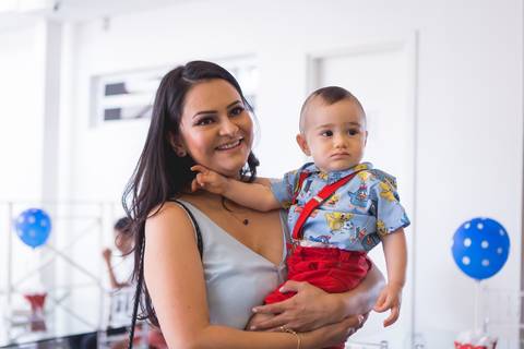 mamãe sorrindo com bebê aniversariante no colo registrado pela fotógrafa Letícia Leticia Franco em brasília brasilia df'